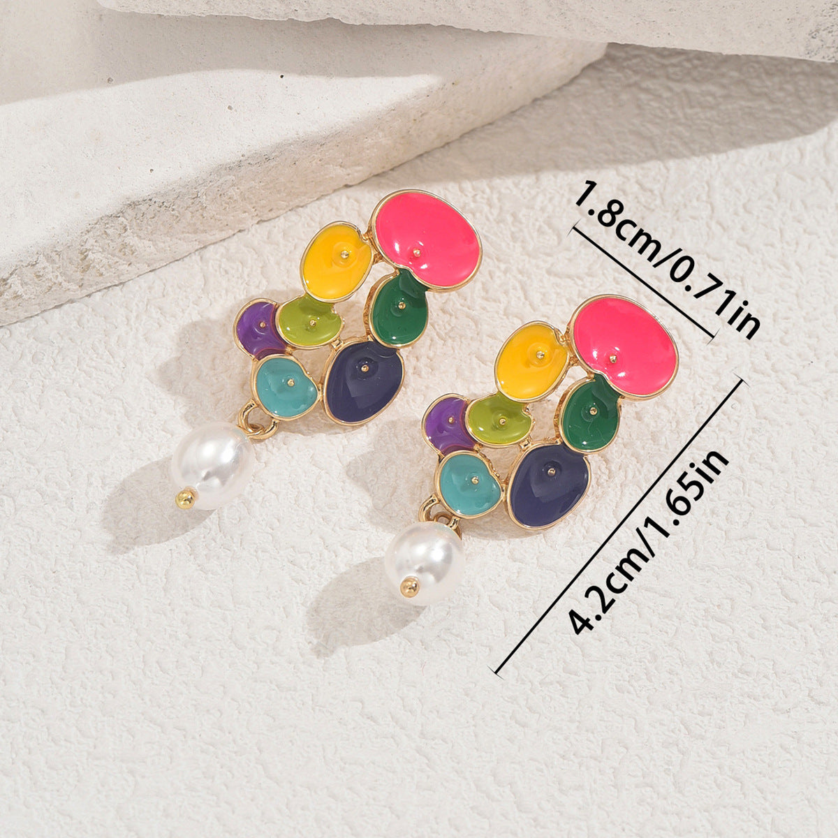 Orecchini a forma di fiore alla moda in rame con intarsio di perle per donne, design a petalo smaltato, perno in acciaio inossidabile