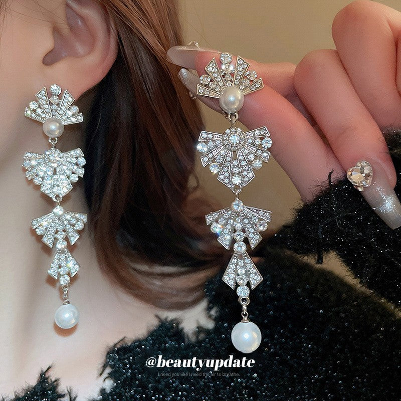 Orecchini a perno di lusso con lega geometrica irregolare e intarsio di strass, placcati argento, alla moda e versatili da donna