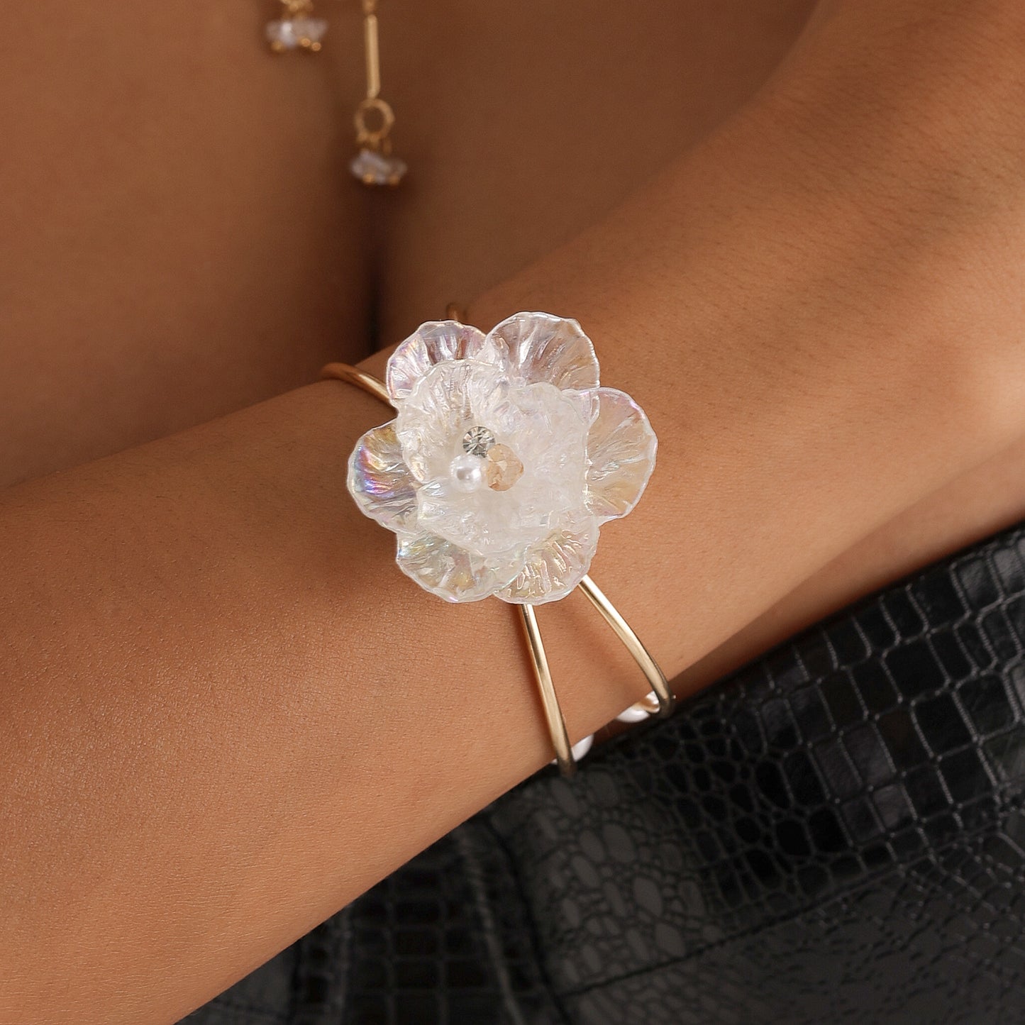 Gargantilla de aleación a la moda ligera con diseño de flores en 3D y forma festoneada, acabado galvanizado para mujer