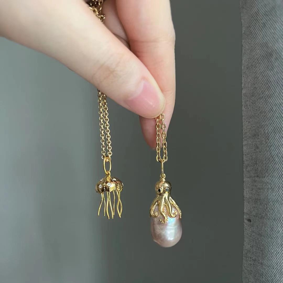 Collana con ciondolo a polpo e medusa unico in rame con intarsio in zirconi cubici, accenti di perle barocche, tema oceano tropicale, catena regolabile per clavicola