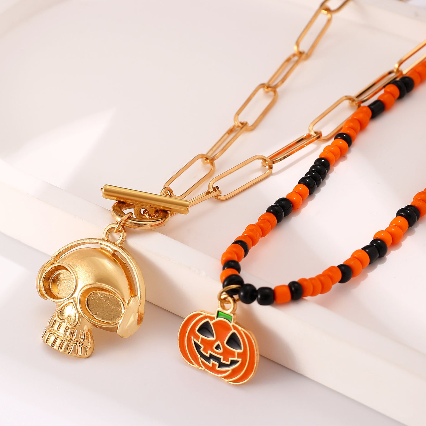 Collar con colgante de calavera gótica de Halloween con cadena de cuentas para mujer, diseño de esqueleto de estilo oscuro en aleación con detalles de cuentas
