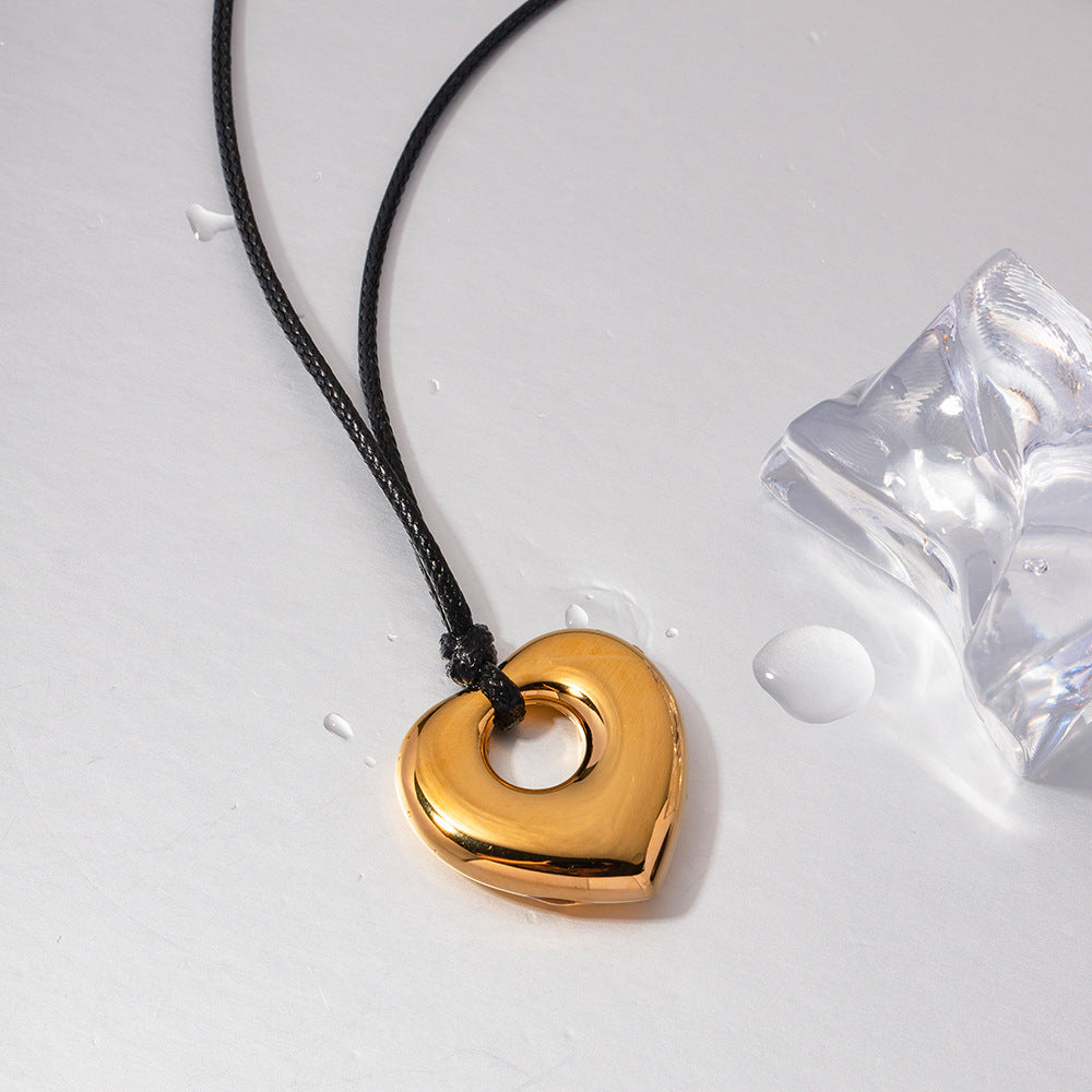 Collar con colgante de corazón hueco minimalista de acero inoxidable con cordón de cera negro y acabado chapado