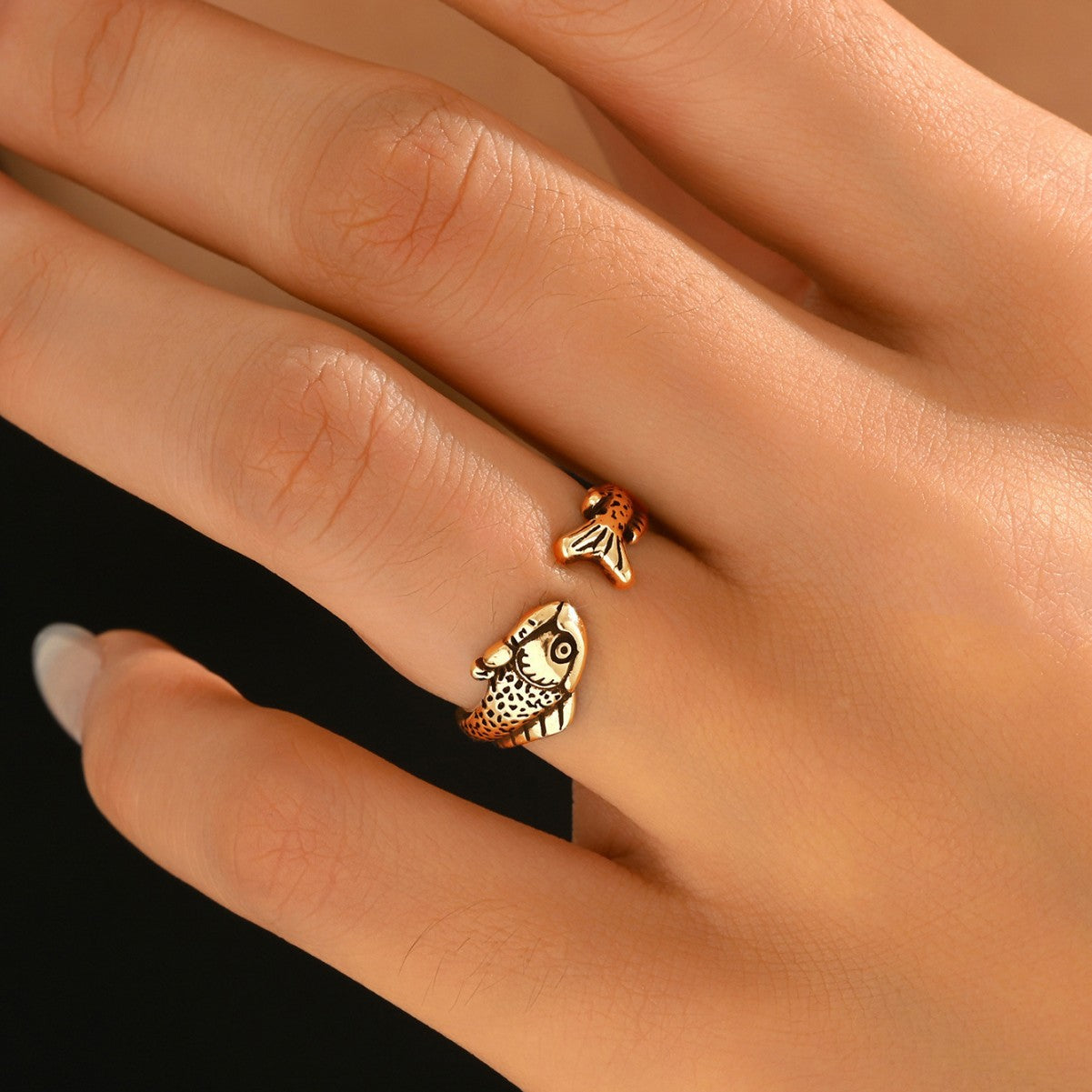Anello aperto vintage unisex con pesce Koi geometrico in lega di zinco con finitura placcata