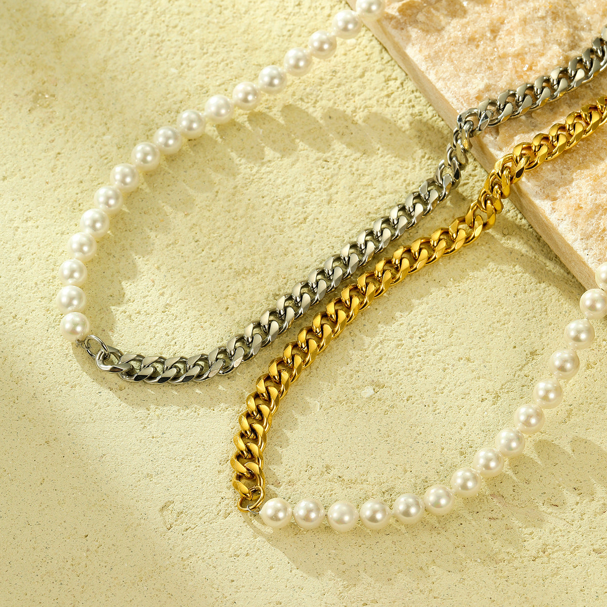 Elegante collar de clavícula estilo "OL" con incrustaciones de perlas y chapado en oro de 18 quilates sobre acero de titanio, con cadena estándar
