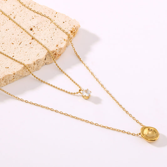 Collar minimalista de acero inoxidable de doble capa con colgante de cráter de meteorito de acero de titanio y detalles de diamantes de imitación en cadena tipo O