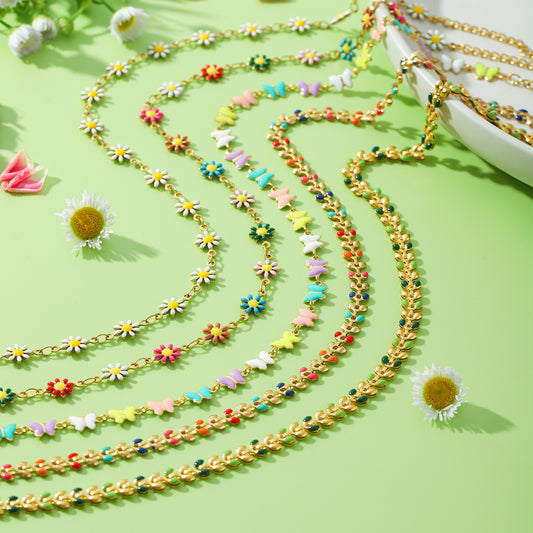Collana Pendente Minimalista Margherita e Farfalla con Motivo Ramo d'Ulivo in Acciaio Inossidabile con Finitura Smaltata da Donna