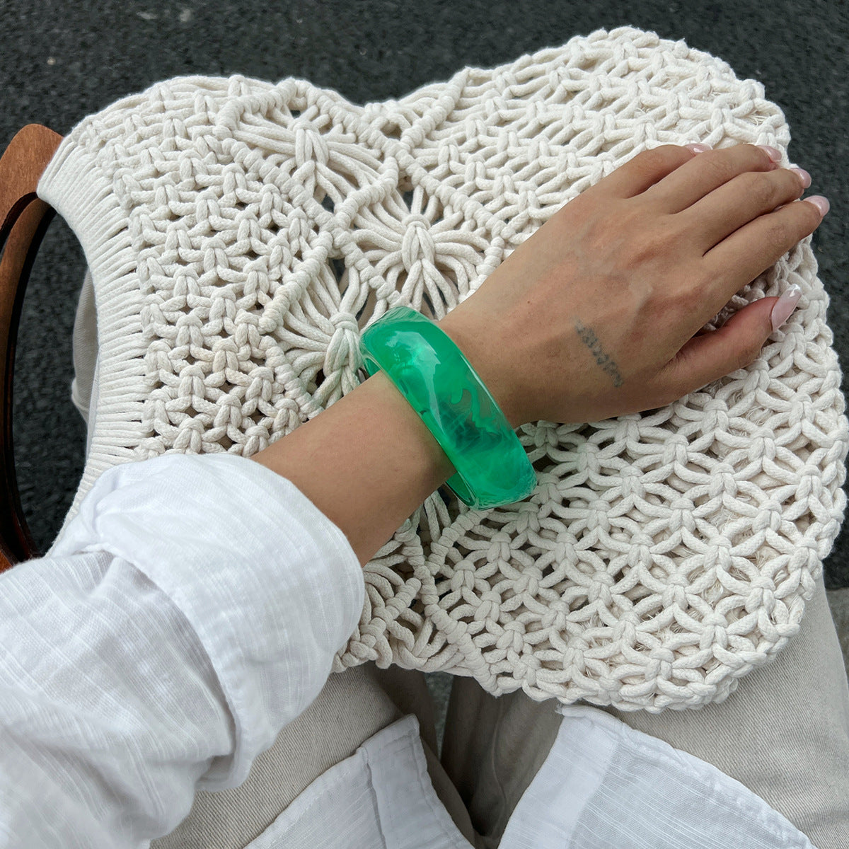 Bracciale da donna in acrilico geometrico irregolare minimalista con effetto traslucido sfumato