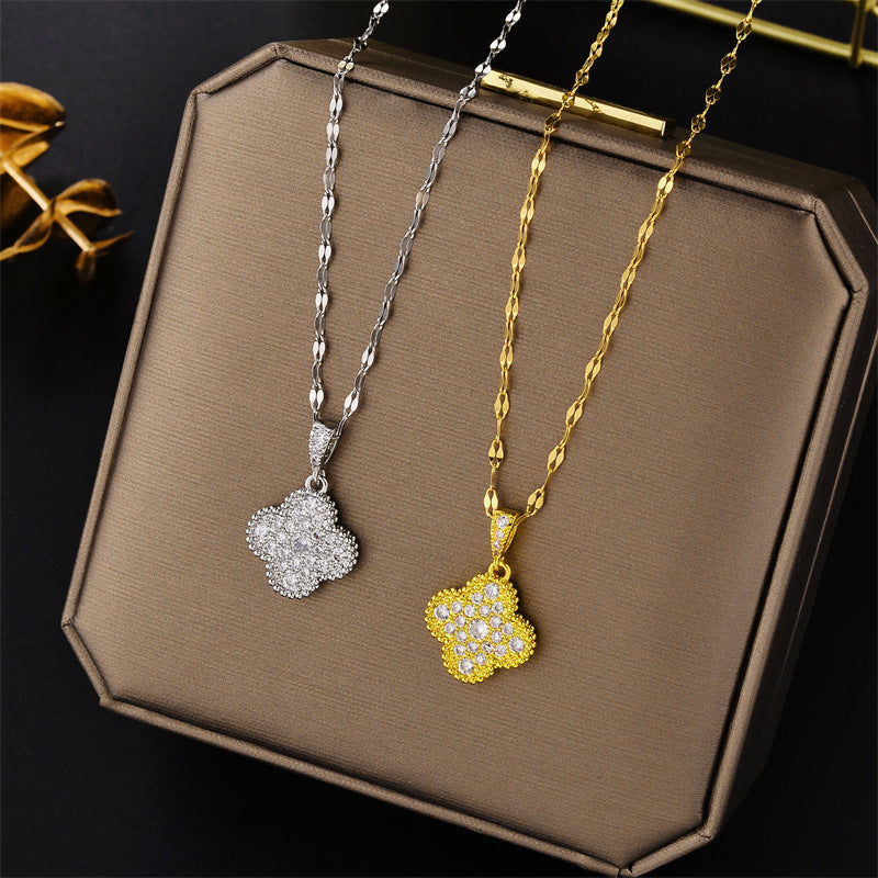 Collana con Ciondolo Trifoglio Minimalista in Acciaio al Titanio con Placcatura Oro e Intarsio in Zirconi per Donna