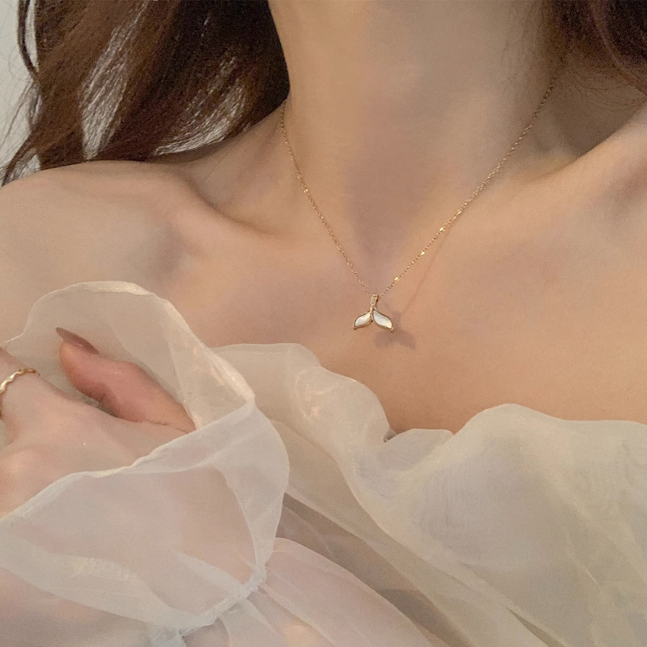 Collana con pendente a coda di pesce irregolare di design originale da donna in acciaio al titanio placcato oro su catena O-ring