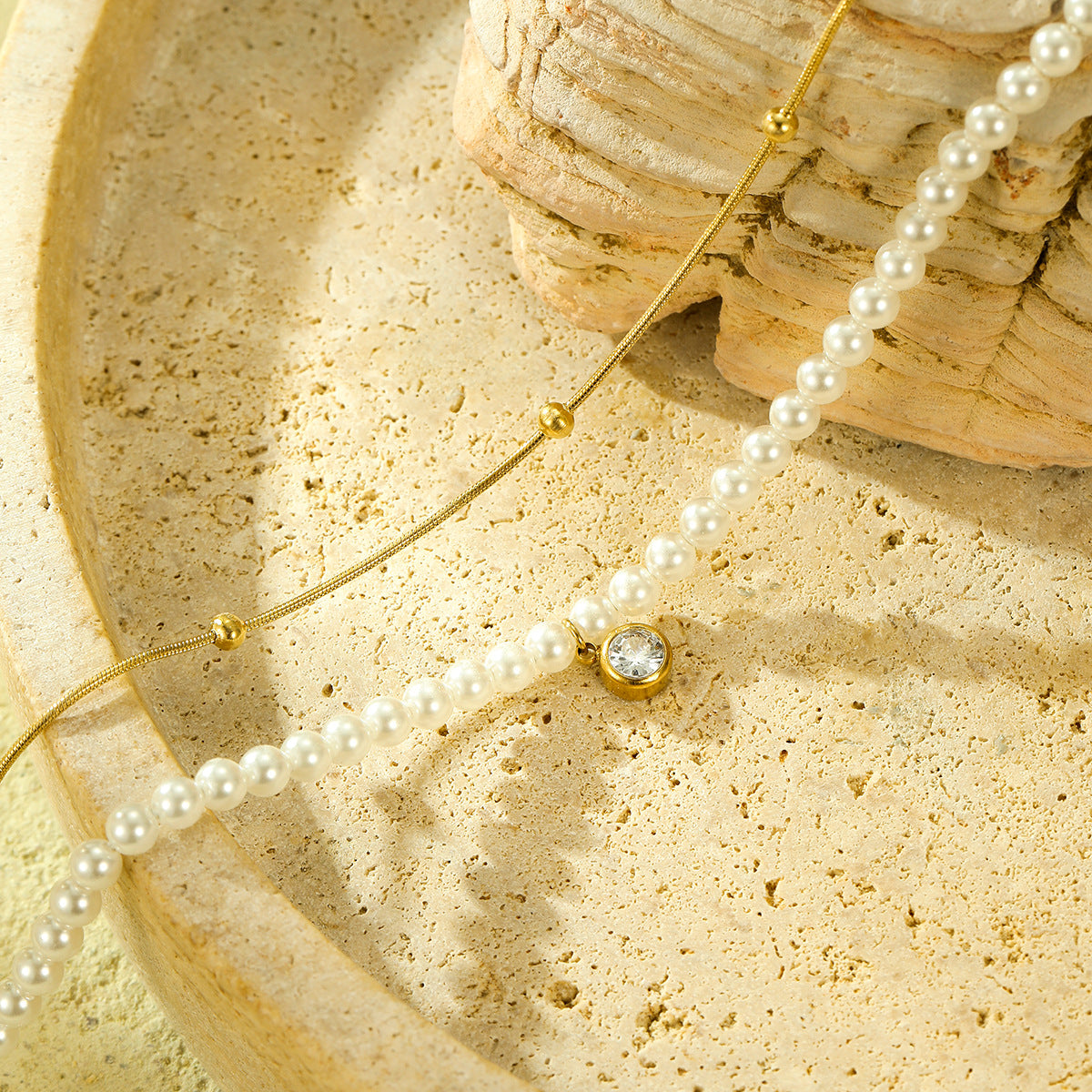 Collar de doble cadena de acero inoxidable chapado en oro de 18 quilates con perla y circonita para mujer