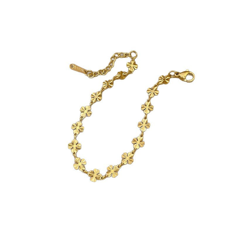 Minimalist Lucky Clover Bracelet for Women in Titanium Steel with Gold Plating and Wavy Texture