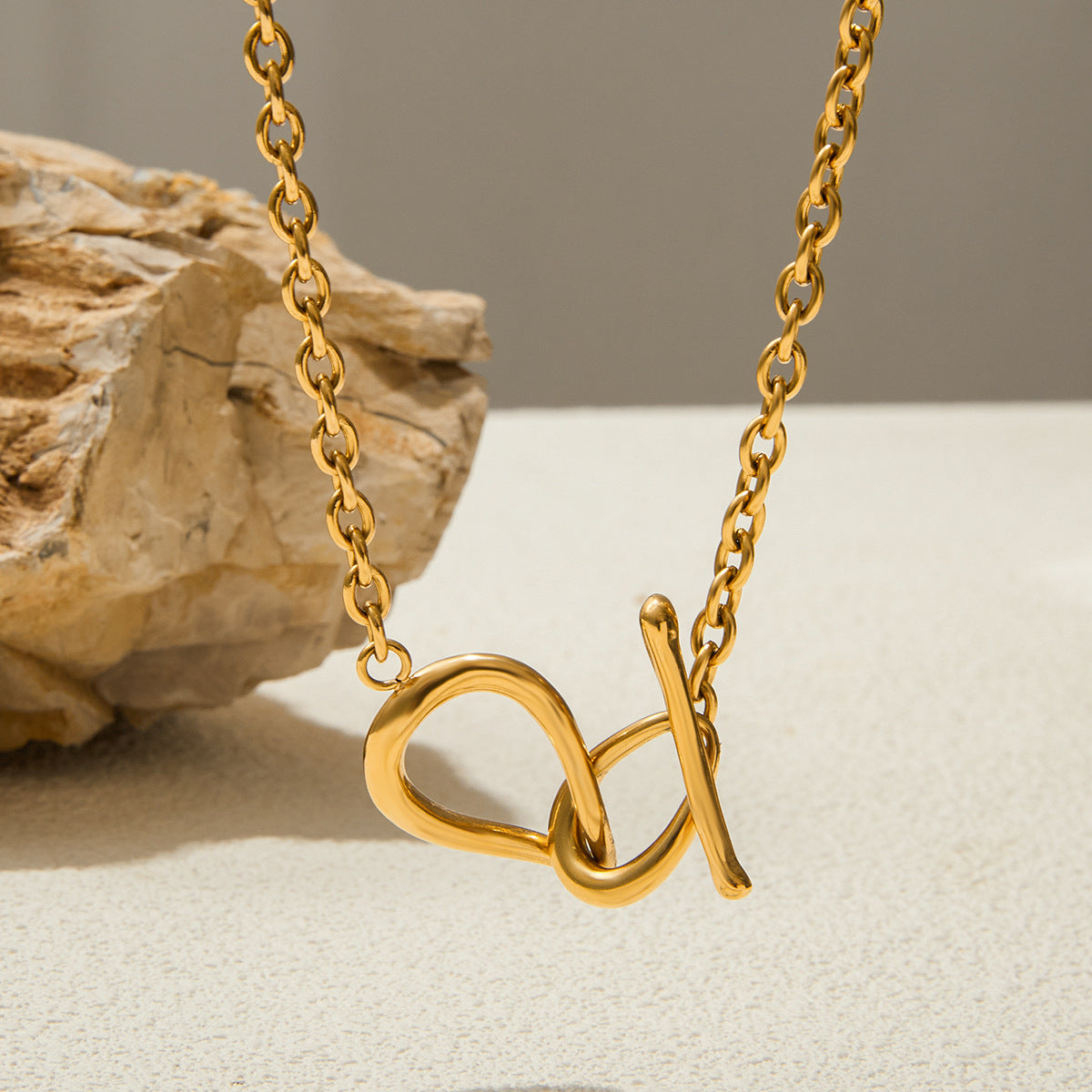 Collar minimalista geométrico chapado en acero titanio para mujer con cierre de anilla y cadena delicada de acero inoxidable para clavícula