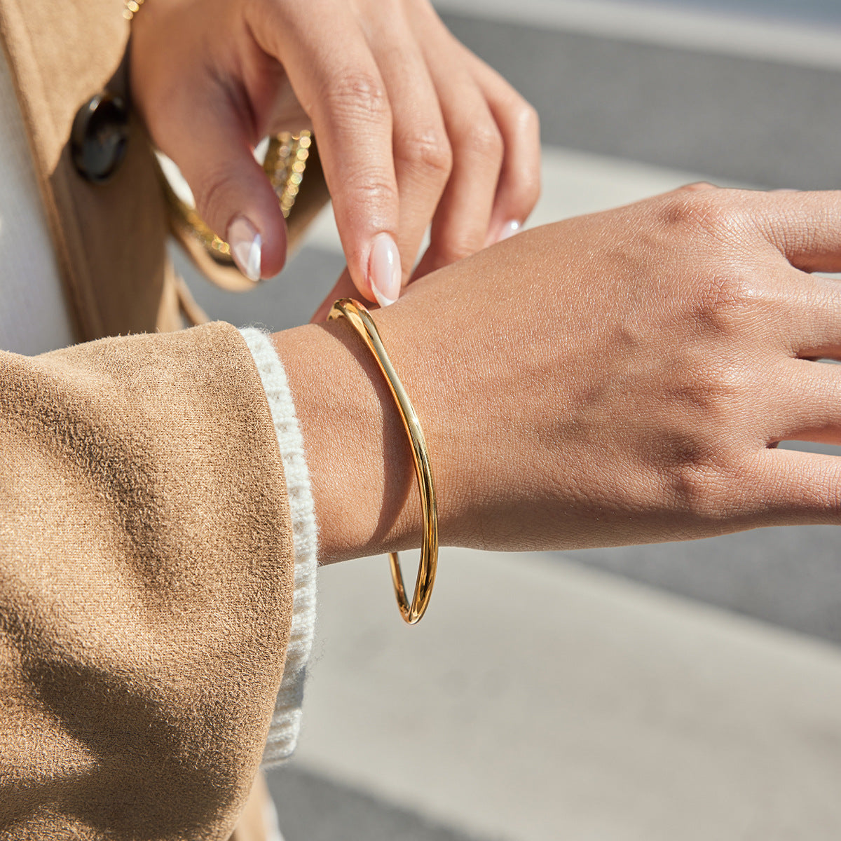 Pulsera de Acero Inoxidable Irregular de Diseño Moderno con Acabado Chapado para Mujer, Brazalete Abierto Apilable