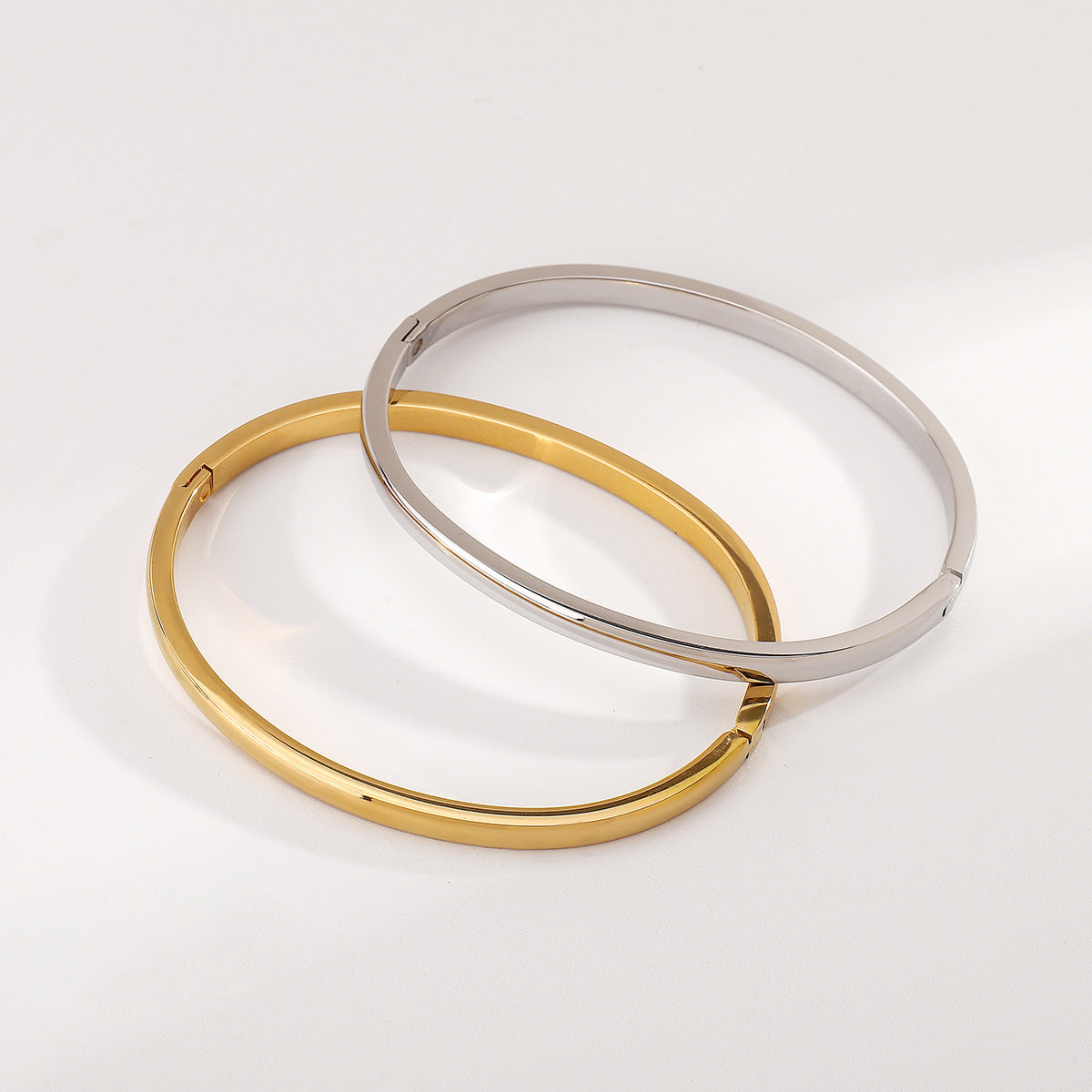 Pulsera de cierre de resorte de acero inoxidable geométrico minimalista con diseño ovalado pulido