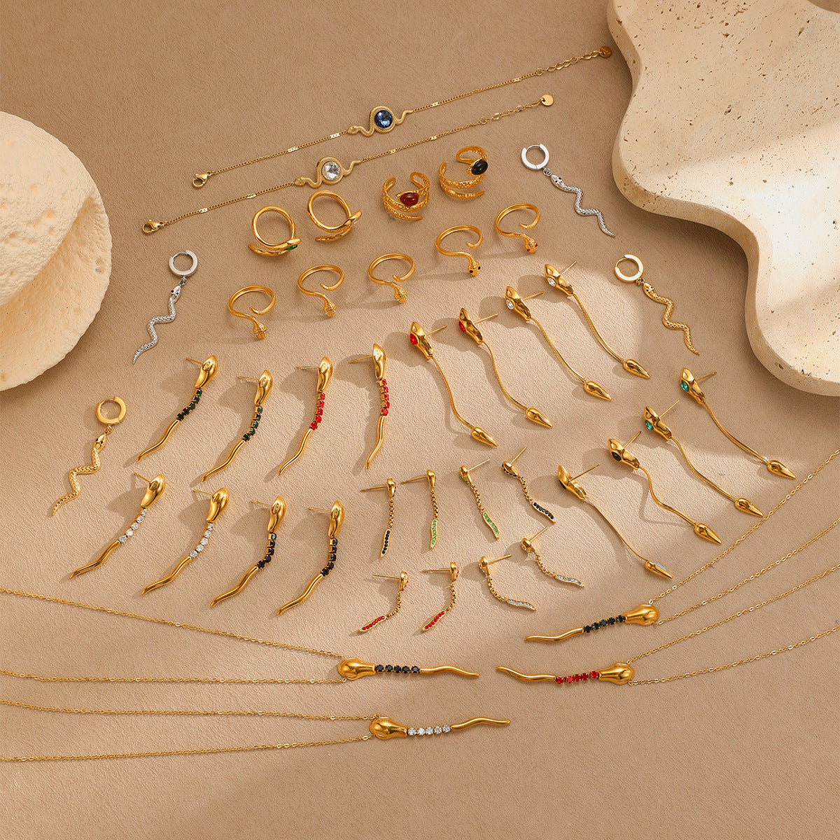 Set di orecchini, bracciale e anello da donna in acciaio al titanio a forma di serpente, placcato e alla moda