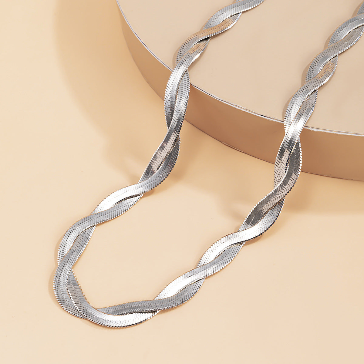Collana girocollo da donna con catena a serpente intrecciata geometrica minimalista con ciondolo in rame galvanizzato e lega