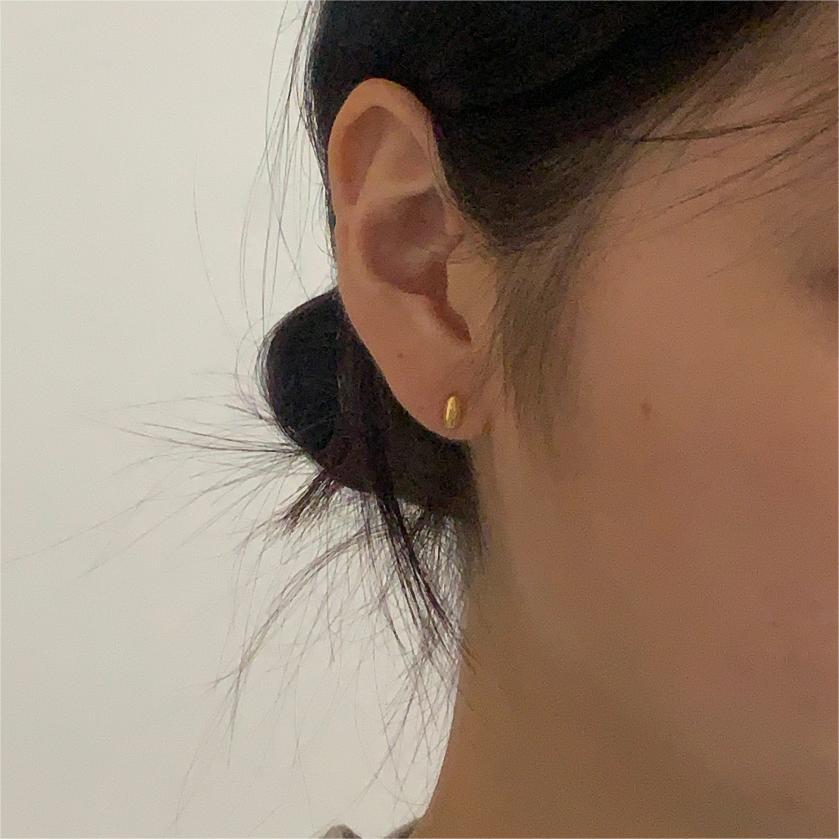 Orecchini a perno con lettera ovale in argento sterling 925 placcato oro, stile minimalista e grazioso