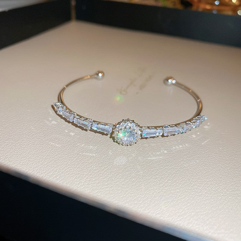 Elegant Heart-Shaped Gold-Plated Zirconia Bracelet for Women with Delicate Luxury Aesthetic
