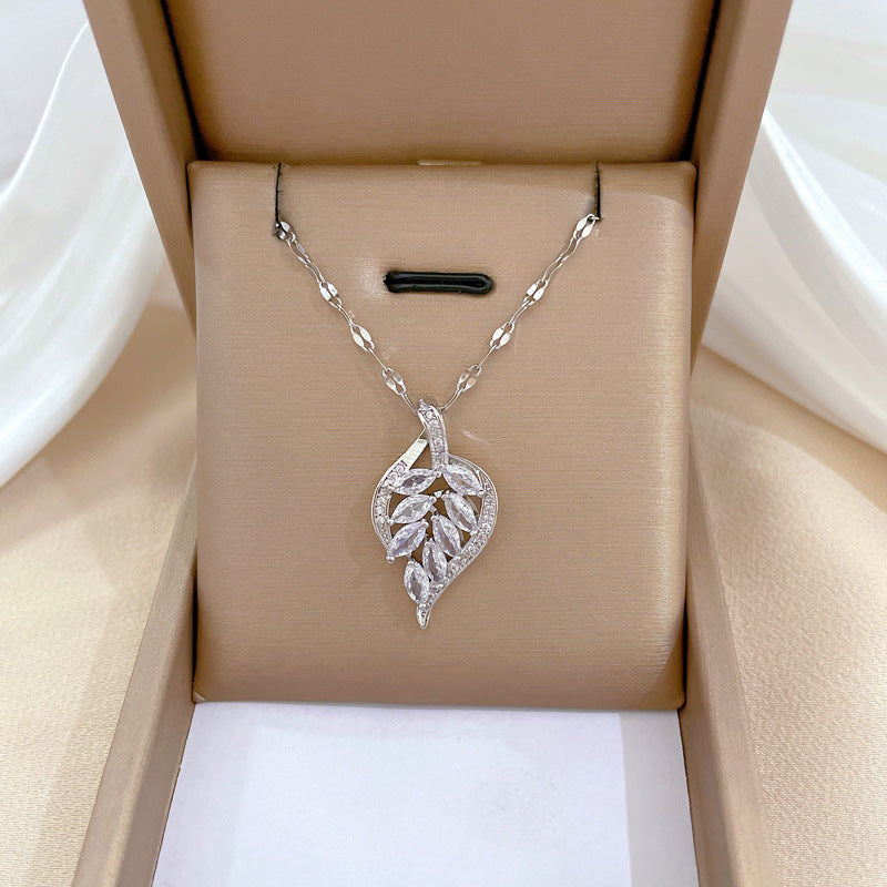 Collana con ciondolo a foglia geometrica in acciaio al titanio micro-pavé di lusso per donna con intarsio di strass e design elegante di ispirazione cortigiana