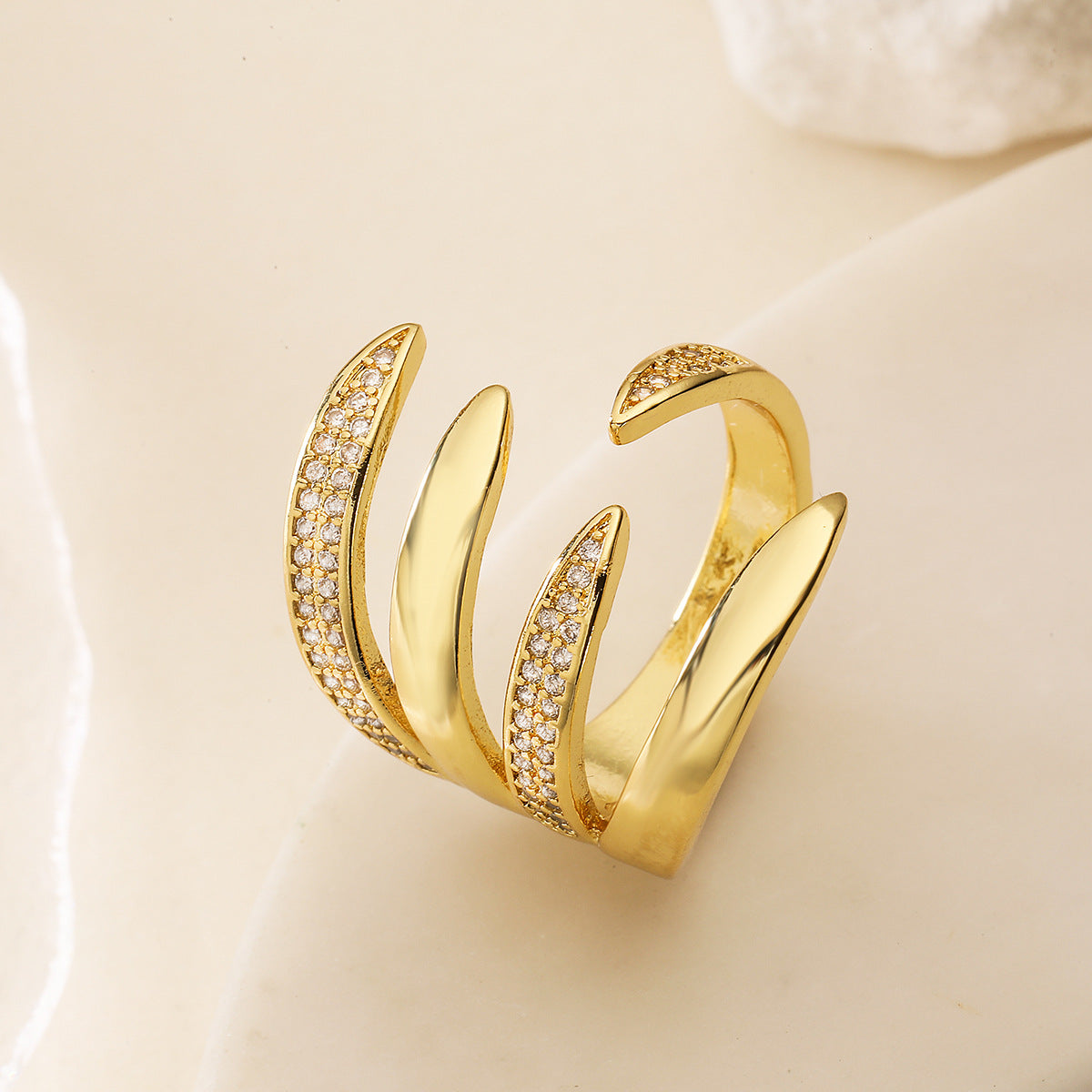 Anello Geometrico Aperto da Donna in Ottone Placcato Oro 18K con Intarsio di Zirconi, Design Minimalista di Tendenza