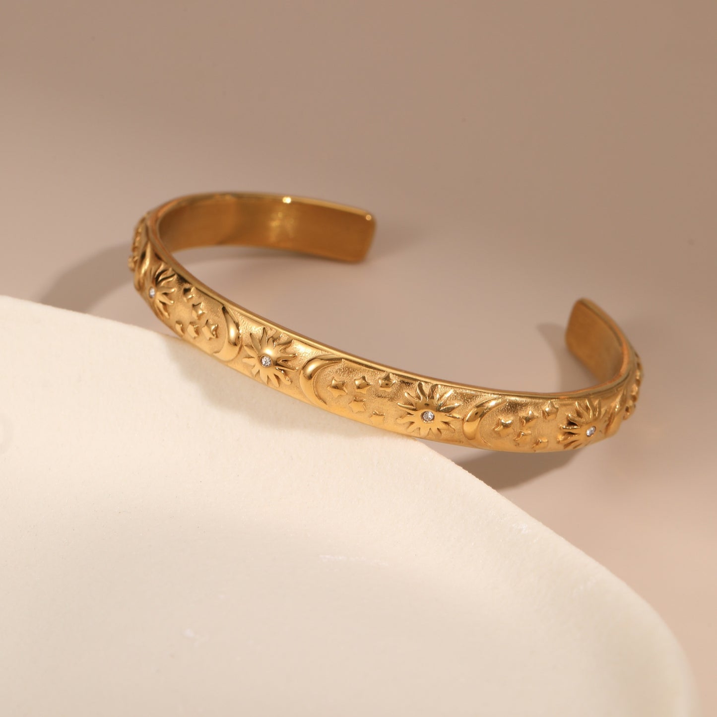 Bracciale da Donna di Tendenza in Acciaio Inox con Rilievo Geometrico Stella e Luna, Placcato Oro 18K, Gioiello Leggero di Lusso