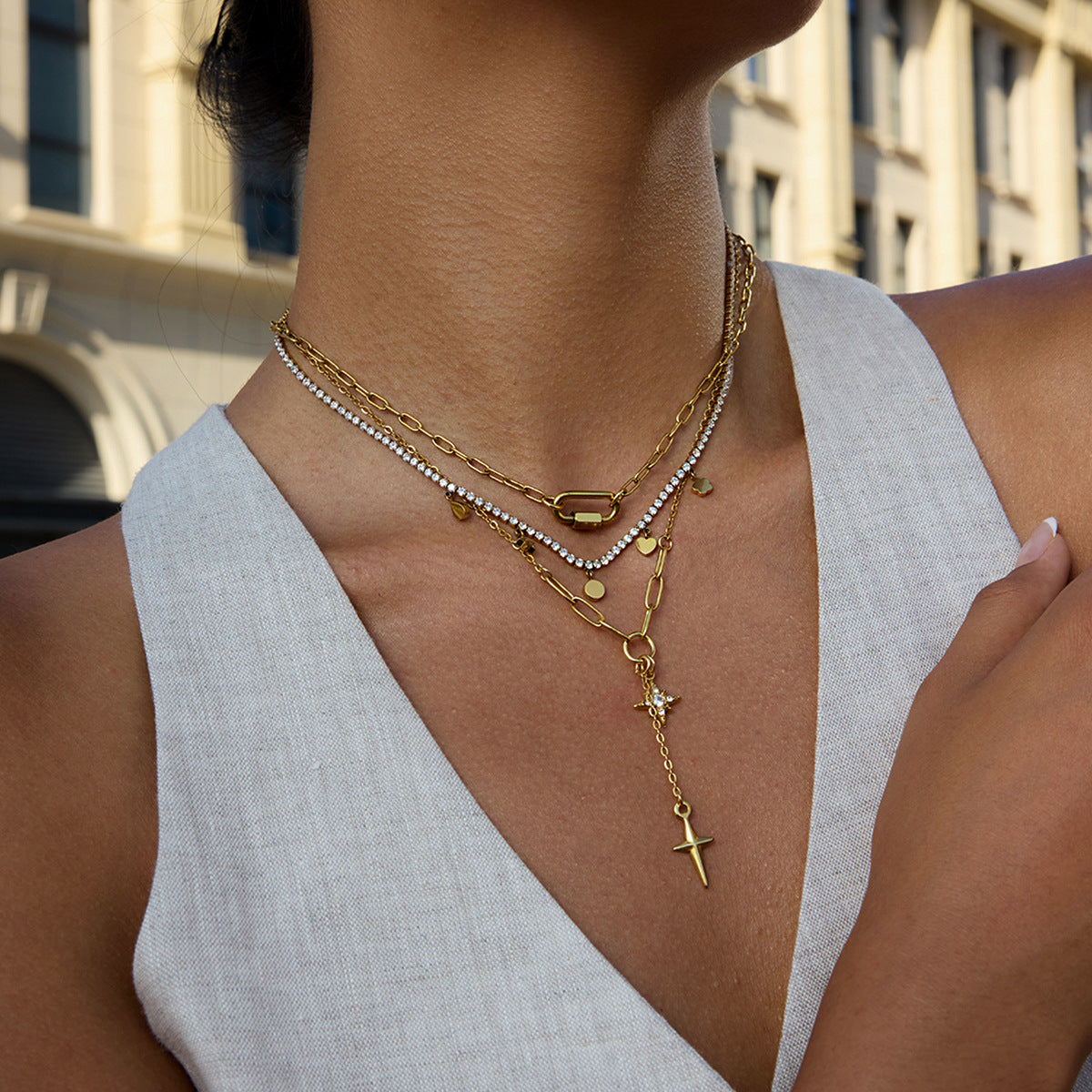 Collana Minimalista da Donna in Acciaio al Titanio con Stella a Quattro Punte e Finitura Placcata
