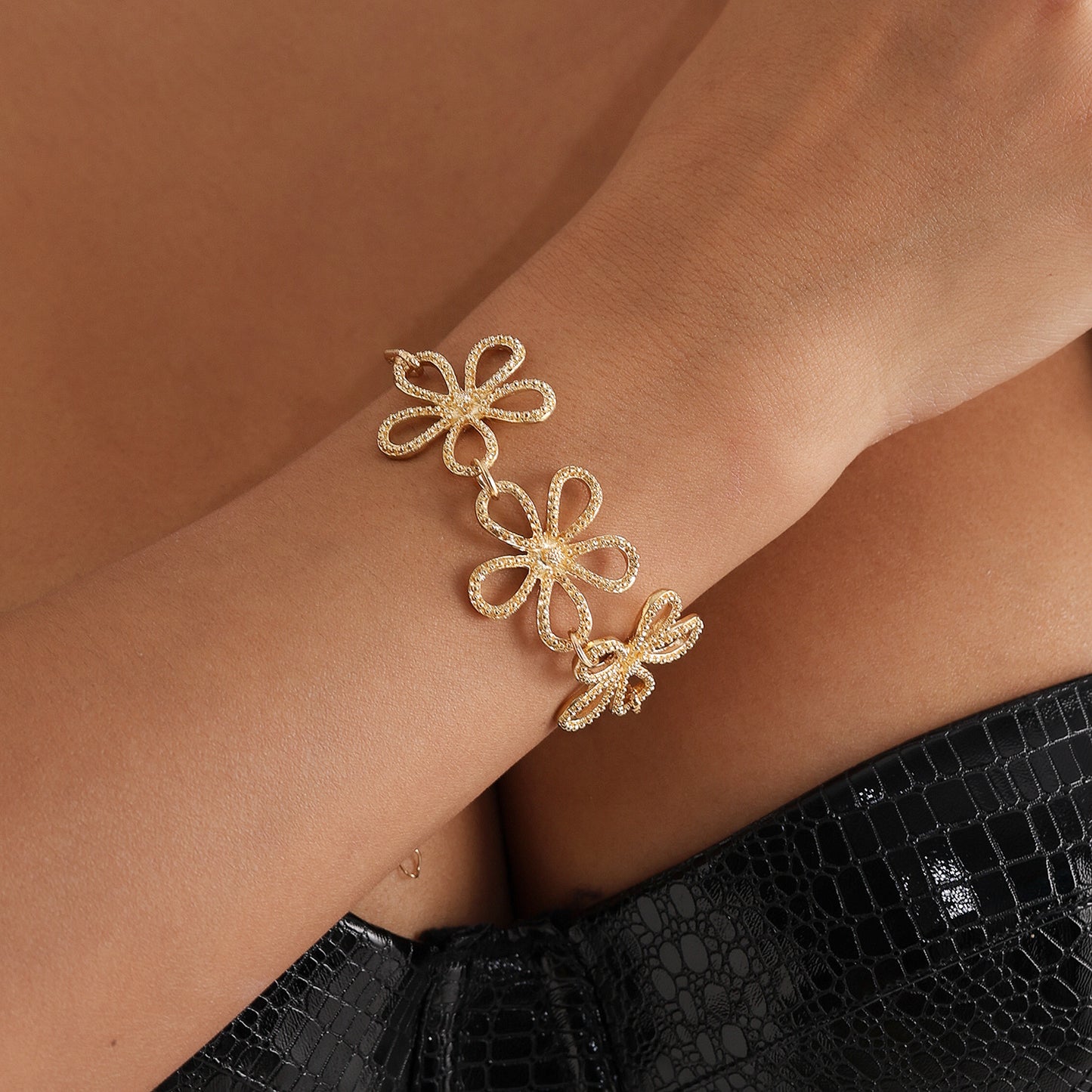 Collar de aleación floral vintage con filigrana para mujer con acabado chapado y estilo de cadena a la clavícula