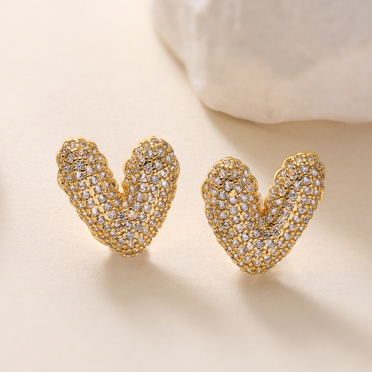 Orecchini minimalisti a cuore in rame con placcatura in oro 18K e zirconi per donna