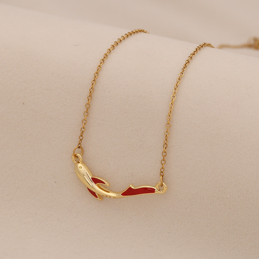 Elegante collar con colgante de pez koi rojo de acero inoxidable con acabado chapado para mujer