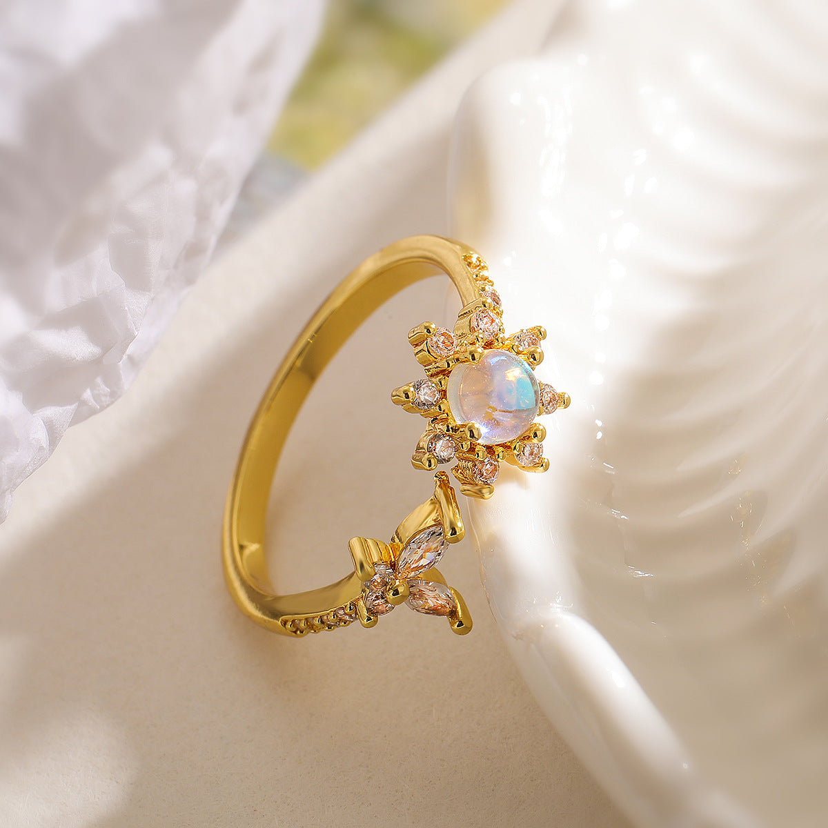 Anello in rame geometrico minimalista con placcatura in oro 18 carati e fiore in zircone per donna