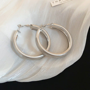 Orecchini a cerchio geometrici rotondi minimalisti da donna con base in rame placcato oro e perni in argento sterling 925, gioielli eleganti di lusso adatti all'ufficio