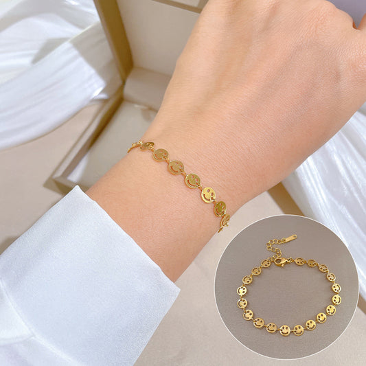 Pulsera de Cadena Minimalista con Cara Sonriente de Acero de Titanio para Mujer con Chapado en Oro y Diseño de Textura Ondulada
