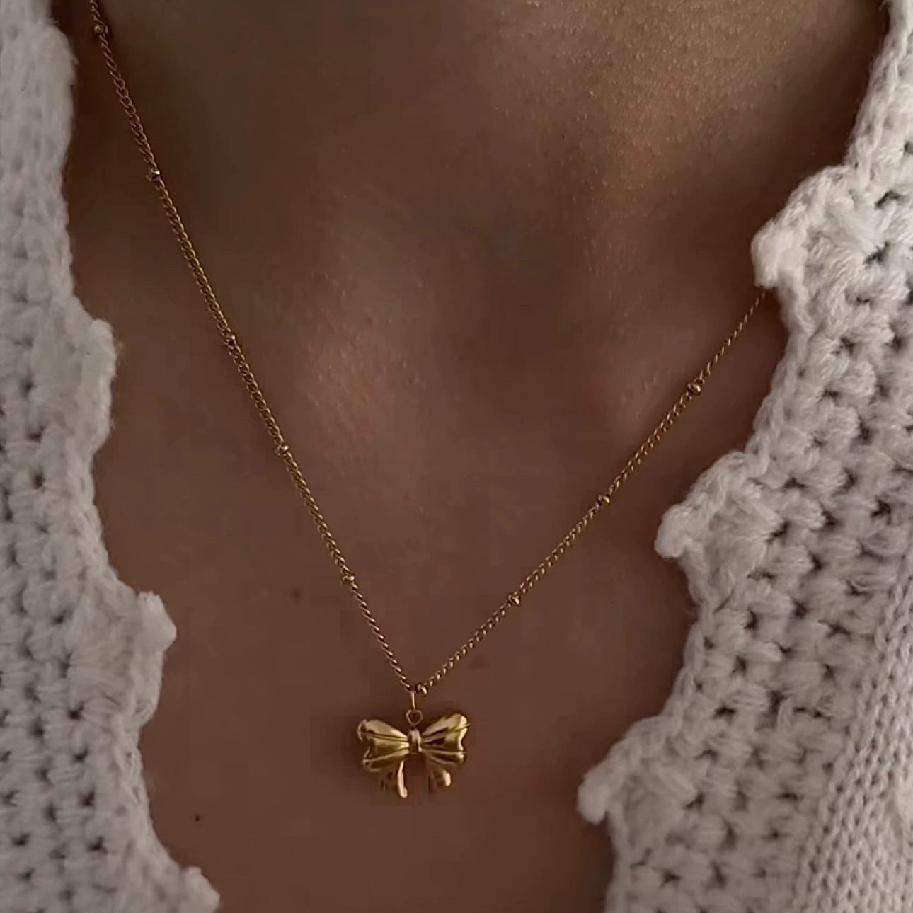 Elegante collar con colgante de lazo estilo francés para mujer en acero de titanio con chapado en oro de 18 quilates, delicada cadena de clavícula con una estética dulce y fresca