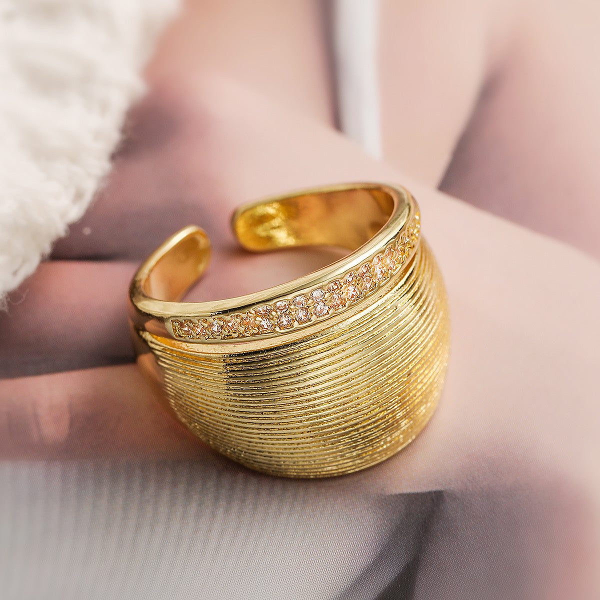 Anello Aperto Geometrico Vintage da Donna in Rame con Placcatura in Oro 18K e Intarsio di Zirconi