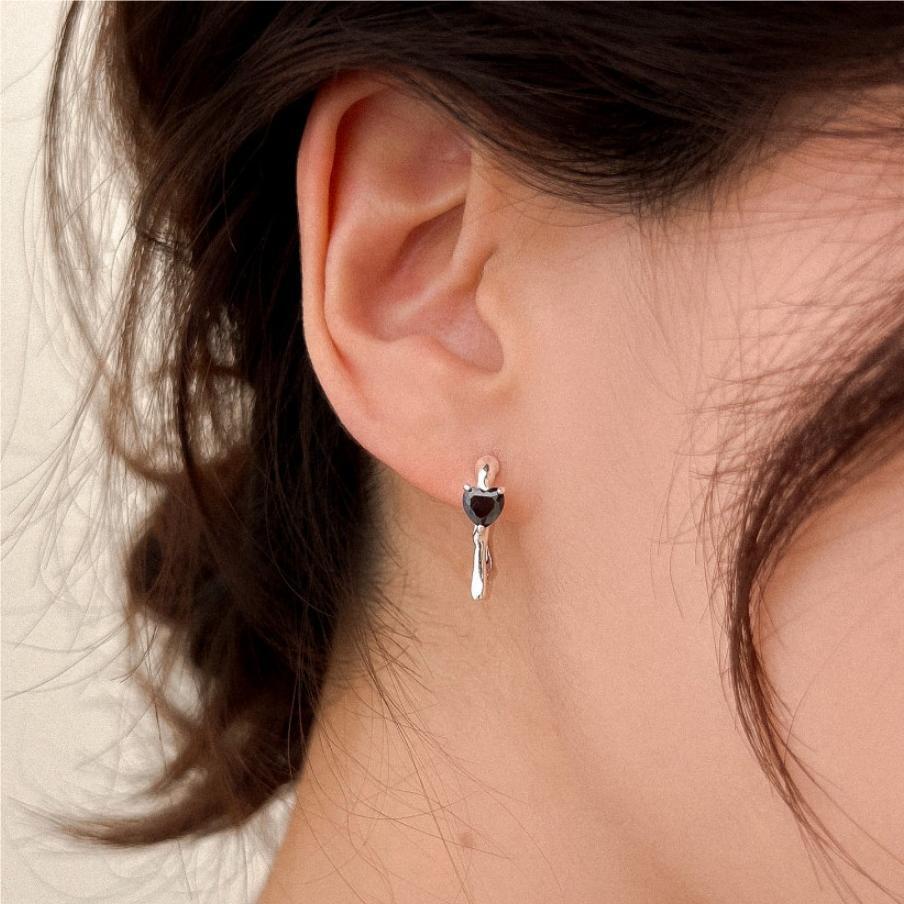 Pendientes minimalistas de plata de ley 925 con forma de corazón, incrustaciones de pedrería negra y detalles de perlas para mujer