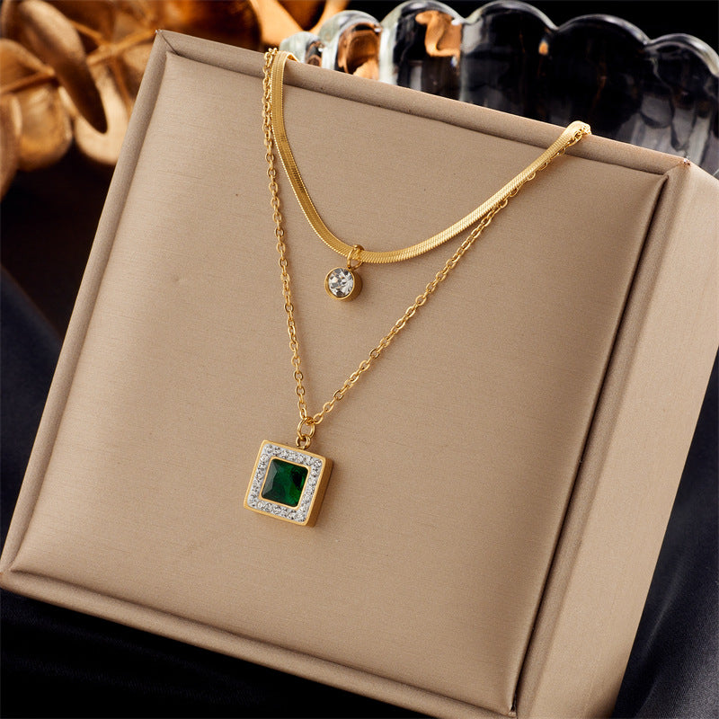Conjunto de collar y pulsera minimalista vintage con colgante cuadrado verde esmeralda de acero de titanio con incrustaciones de diamantes de imitación y acabado chapado