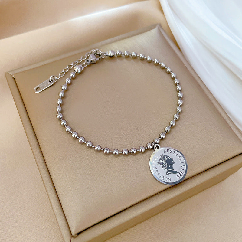 Pulsera minimalista de acero de titanio con amuleto de la suerte para mujer con diseño de zodíaco, detalles chapados en oro, textura ondulada y estilo dulce y fresco