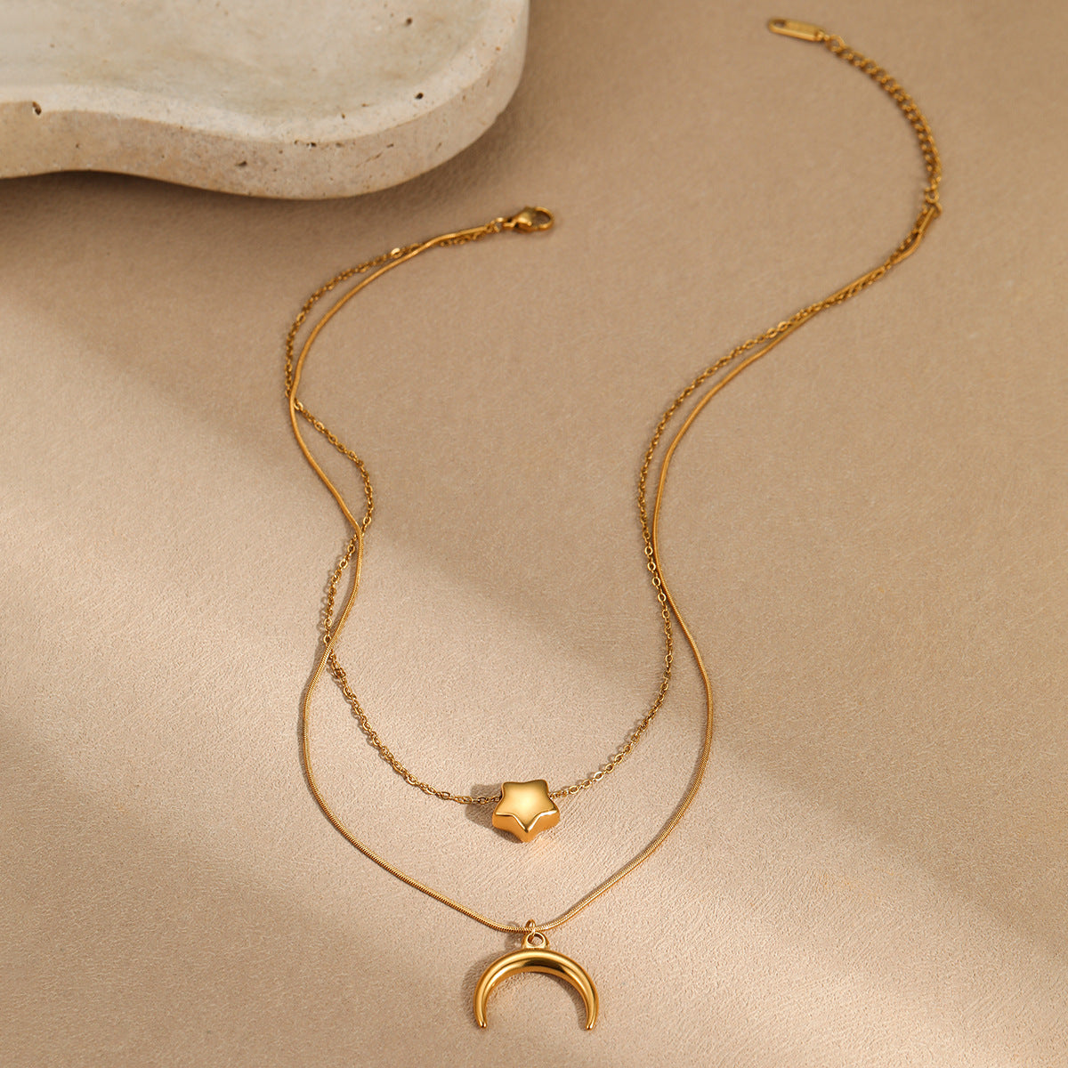 Collana in Acciaio Inossidabile con Ciondolo Stella e Luna Minimalista con Finitura Placcata per Donna