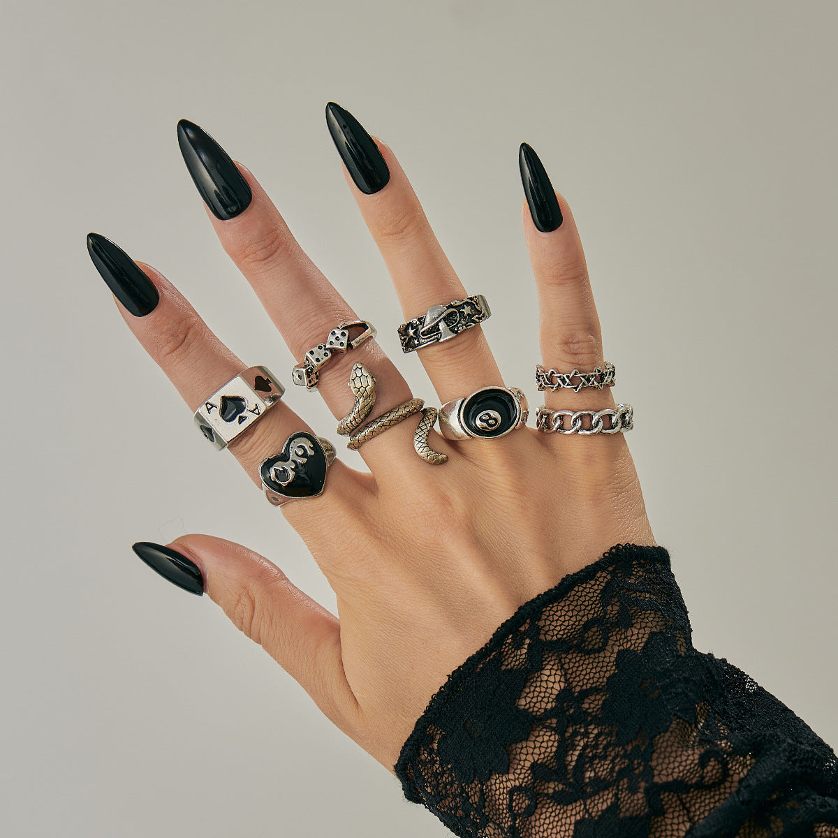 Anello da donna in lega a forma di serpente gotico e spigoloso, con incisione a pipistrello e finitura anticata