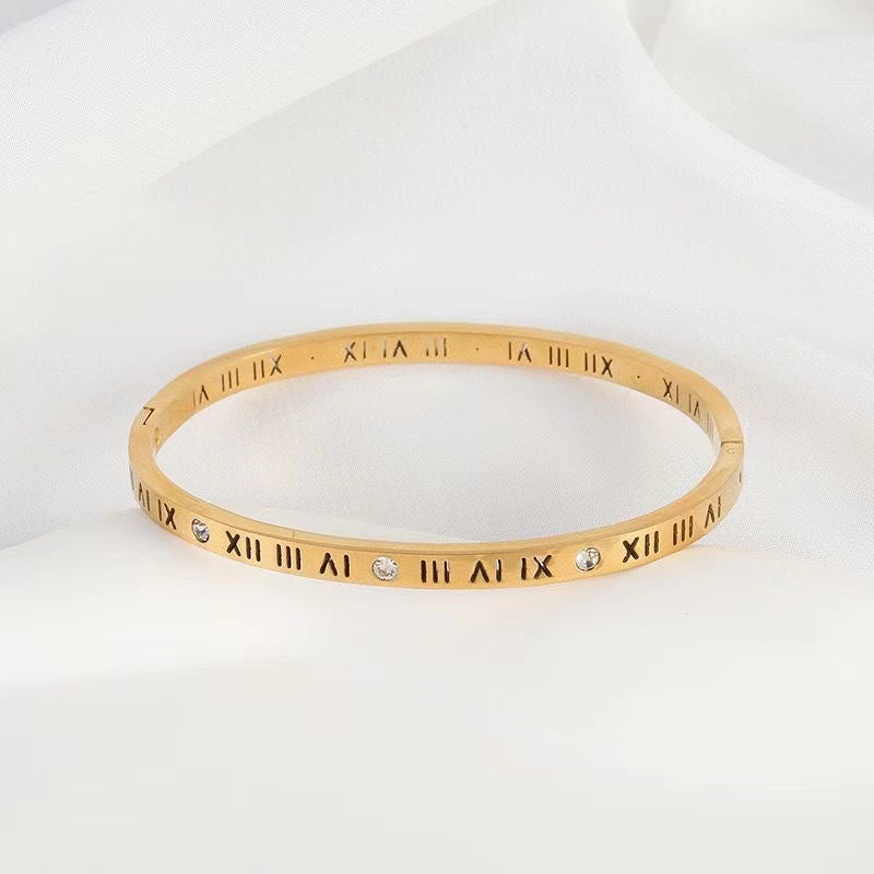 Elegante bracciale da donna con numeri romani in acciaio al titanio con finitura placcata