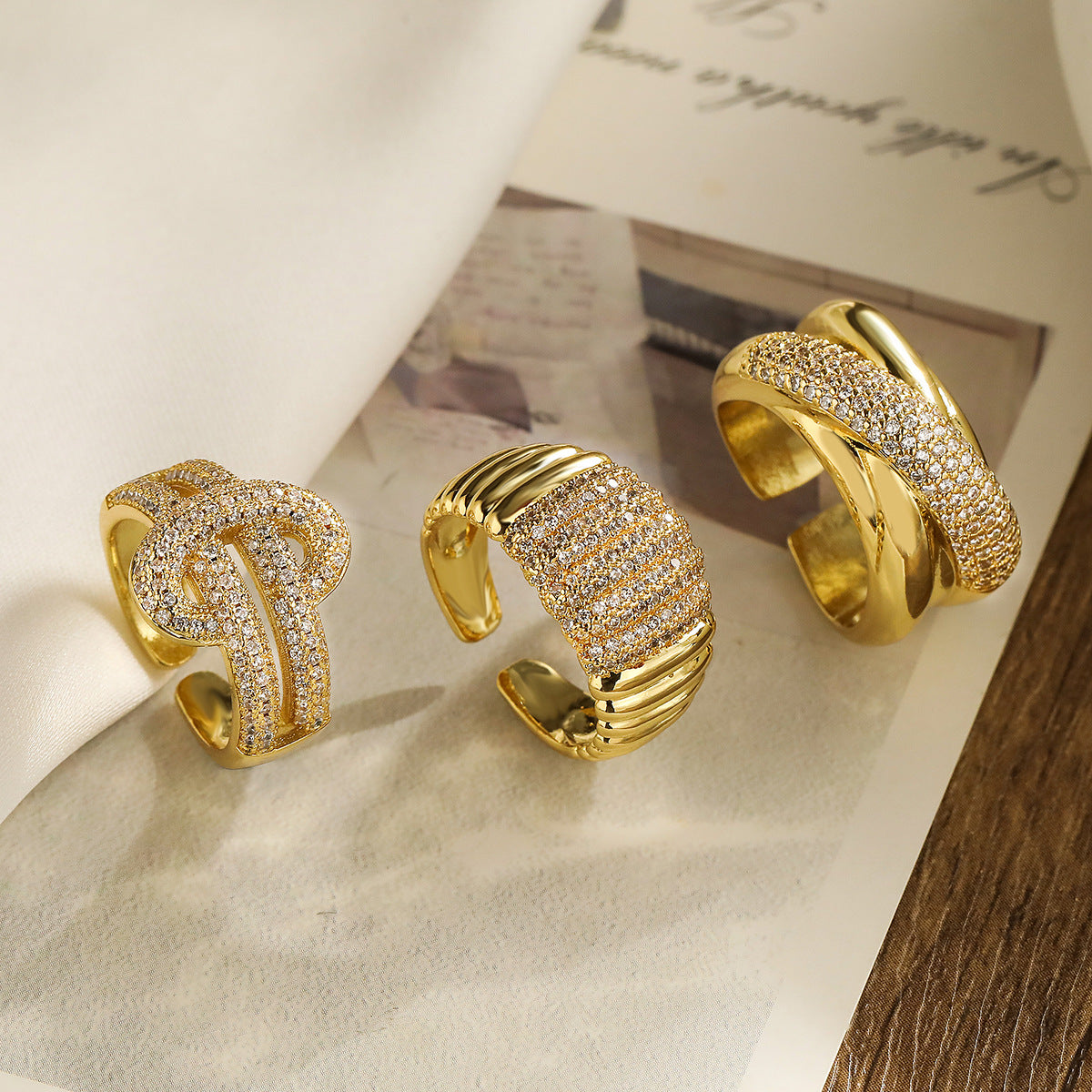 Anello aperto geometrico minimalista da donna in ottone con placcatura in oro 18 carati e intarsio in zirconi