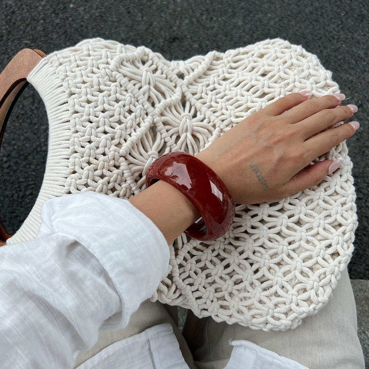 Pulsera de resina geométrica llamativa con acabado brillante y patrón de remolino colorido para mujer