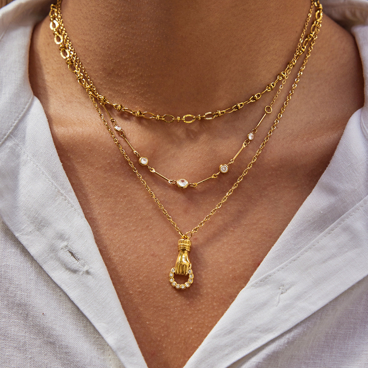 Collar de moda con dije geométrico en forma de mano para mujer en acero de titanio con incrustaciones de diamantes de imitación y baño de oro al vacío PVD