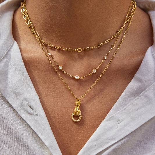 Collar de moda con dije geométrico en forma de mano para mujer en acero de titanio con incrustaciones de diamantes de imitación y baño de oro al vacío PVD