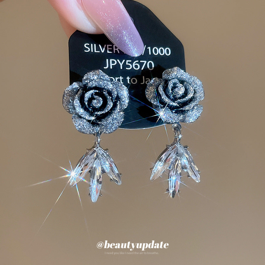 Orecchini a perno eleganti in resina floreale con strass per donna, stile minimalista di lusso