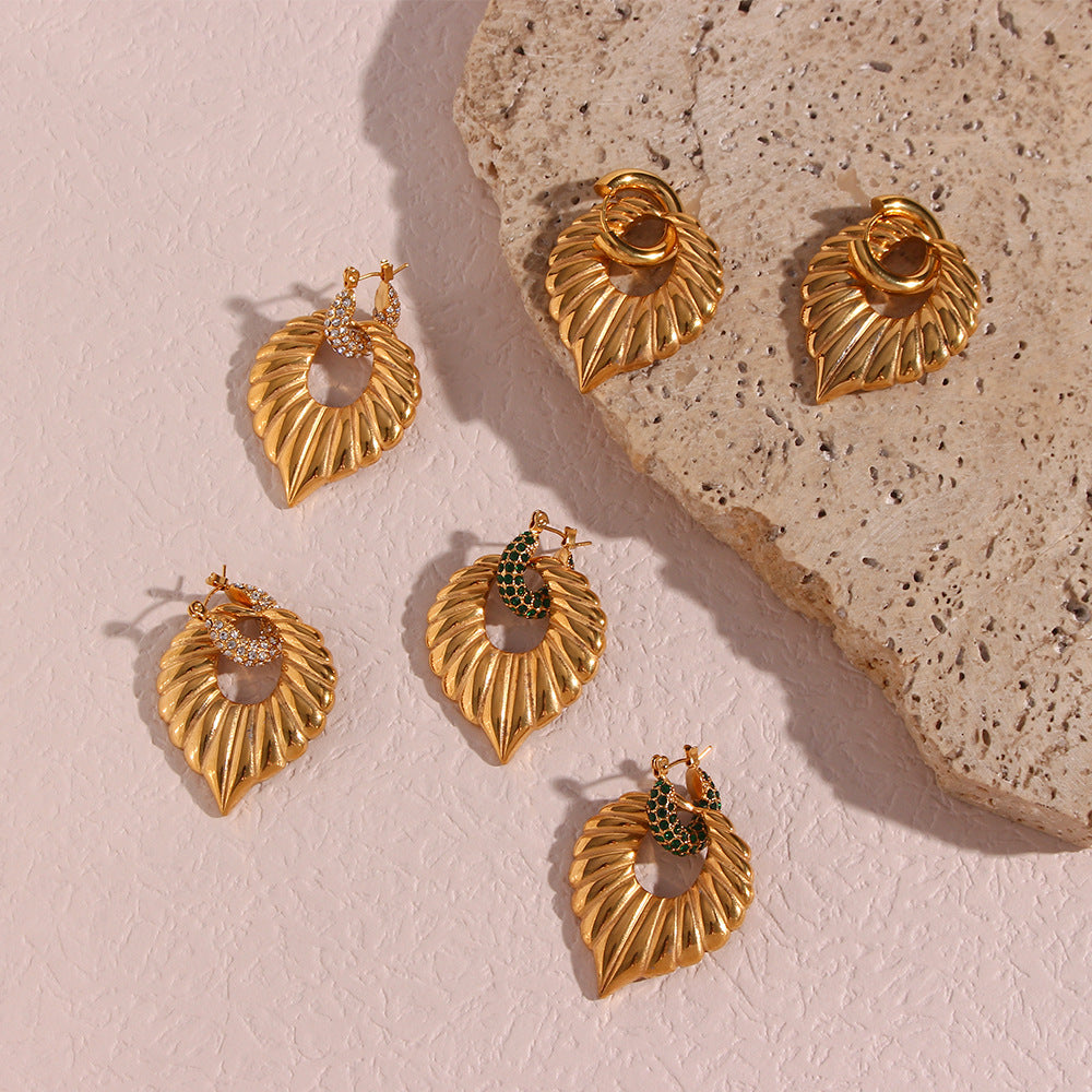 Orecchini a perno con design a foglia in stile vintage placcati oro 18K in acciaio inossidabile, con strass completi, alla moda e di grande impatto