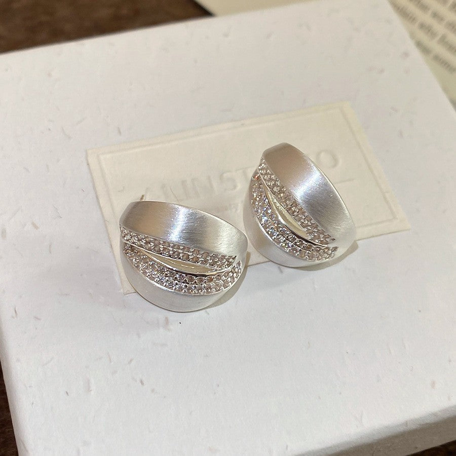 Pendientes de metal geométricos minimalistas con incrustaciones de diamantes de imitación y acabado cepillado para mujer