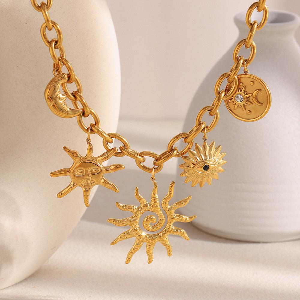 Collar con colgante de sol geométrico minimalista para mujer en acero inoxidable con baño de oro de 18 quilates en cadena tipo O