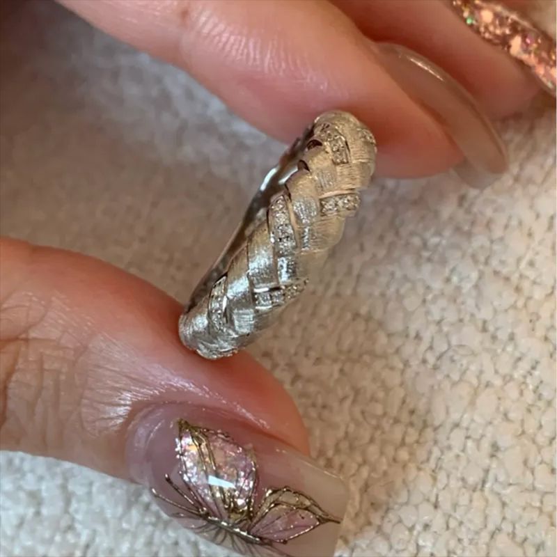 Anello da donna minimalista geometrico in metallo con strass intarsiati e texture intrecciata