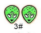 Pendientes de madera de Halloween para niños con formas de fantasma, dulces, calabaza, cesta, gato negro, calavera, polilla, cabeza de alienígena y murciélago con diseño impreso